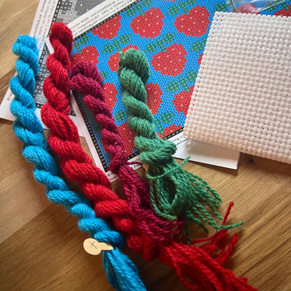 Broderikit med ullgarn ”jordgubbslandet” 13x19cm