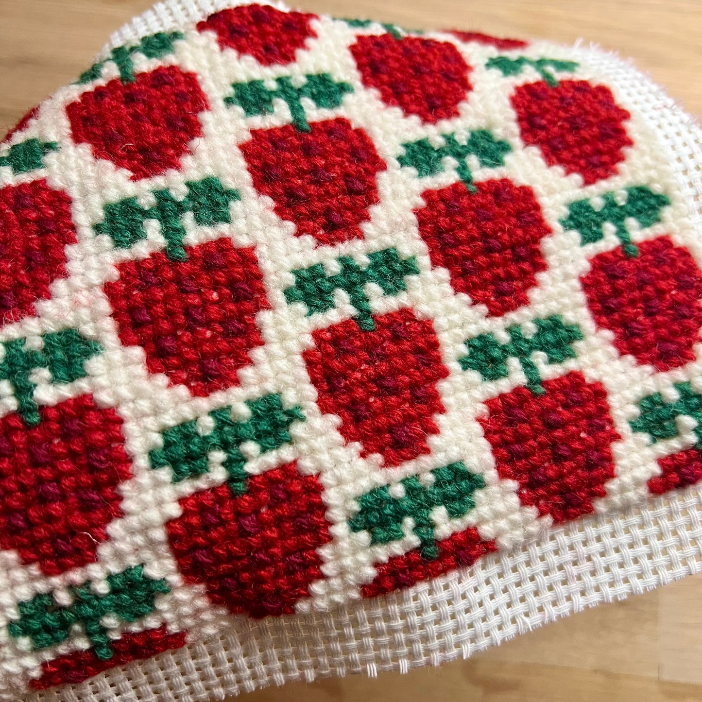 Broderikit med ullgarn ”jordgubbslandet” 13x19cm