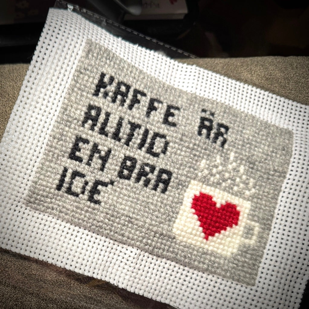 Textbroderikit ”kaffe är alltid en bra ide”