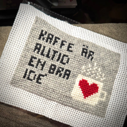 Textbroderikit ”kaffe är alltid en bra ide”