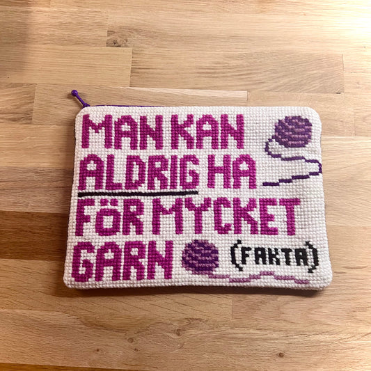 Handgjord unik börs, med text ”man kan aldrig ha för mycket garn” rosa/vit/lila 24x18cm