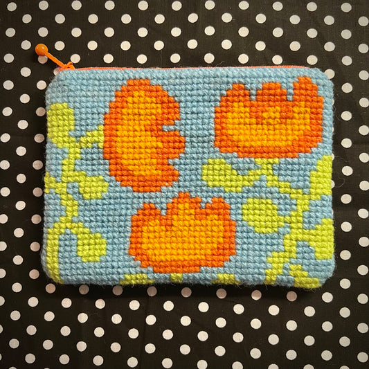 Handgjord unik börs, ”snirkliga tulpaner” blå/orange 12x15,5cm