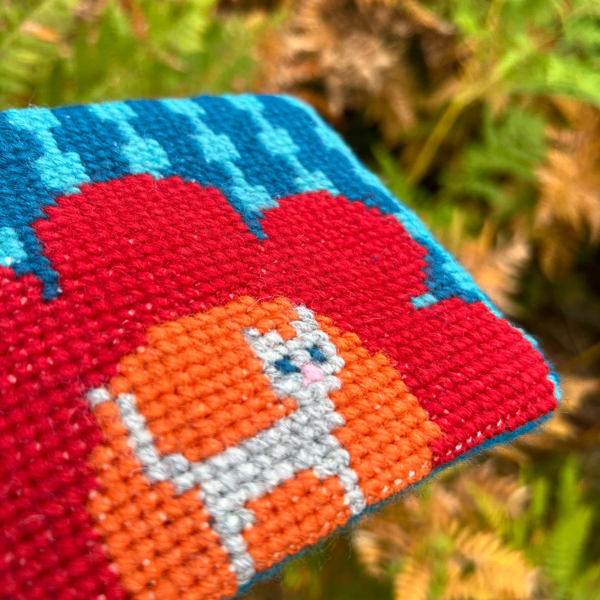Broderi & sykit, liten börs ”retrokatten” röd blomma, 11x14cm
