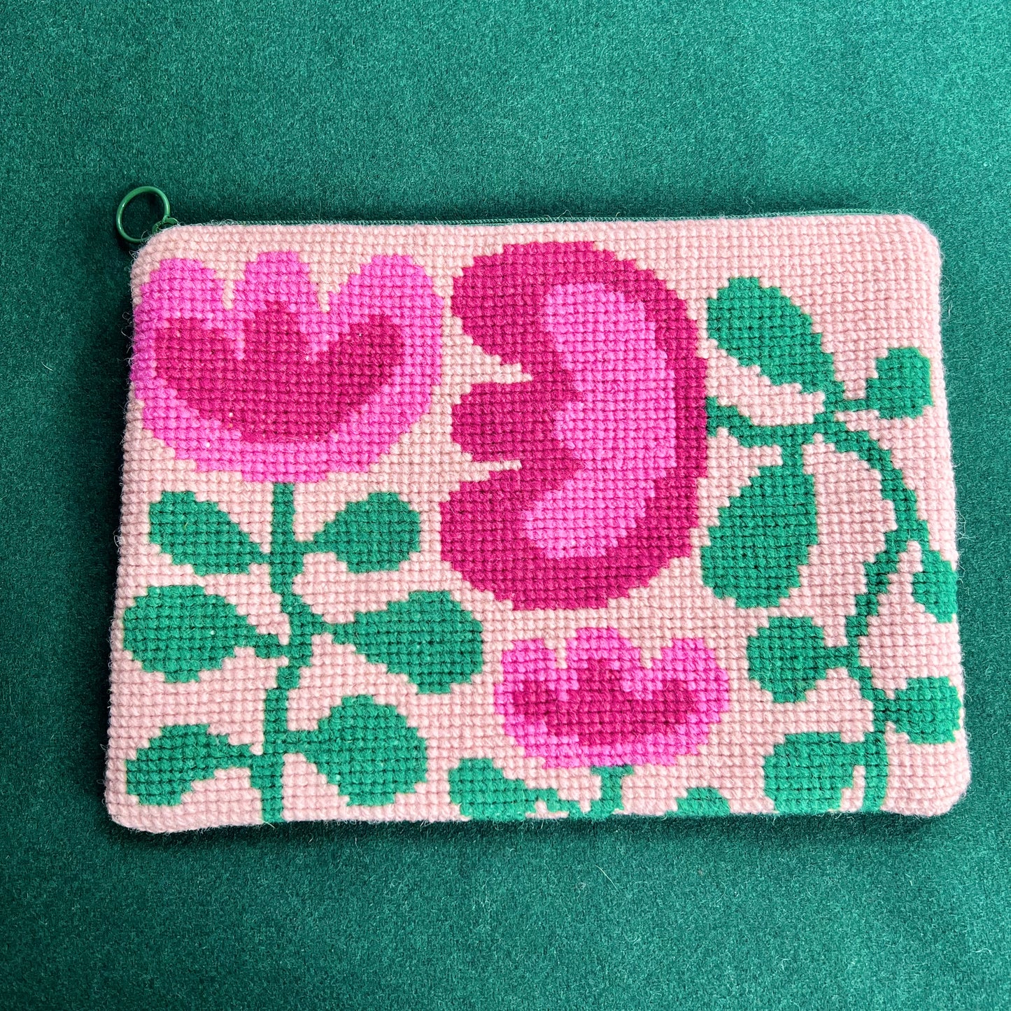 Broderi & sykit, fodral ”snirkliga tulpaner, stor” ca 18,5x25cm, gammalrosa bakgrund