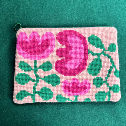 Broderi & sykit, fodral ”snirkliga tulpaner, stor” ca 18,5x25cm, gammalrosa bakgrund