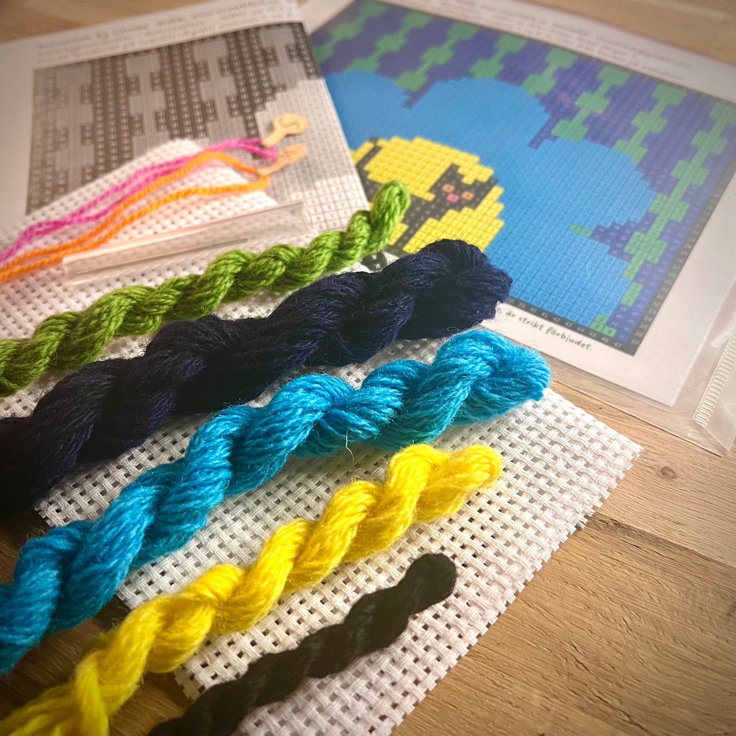 Broderikit med ullgarn ” retrokatten ”