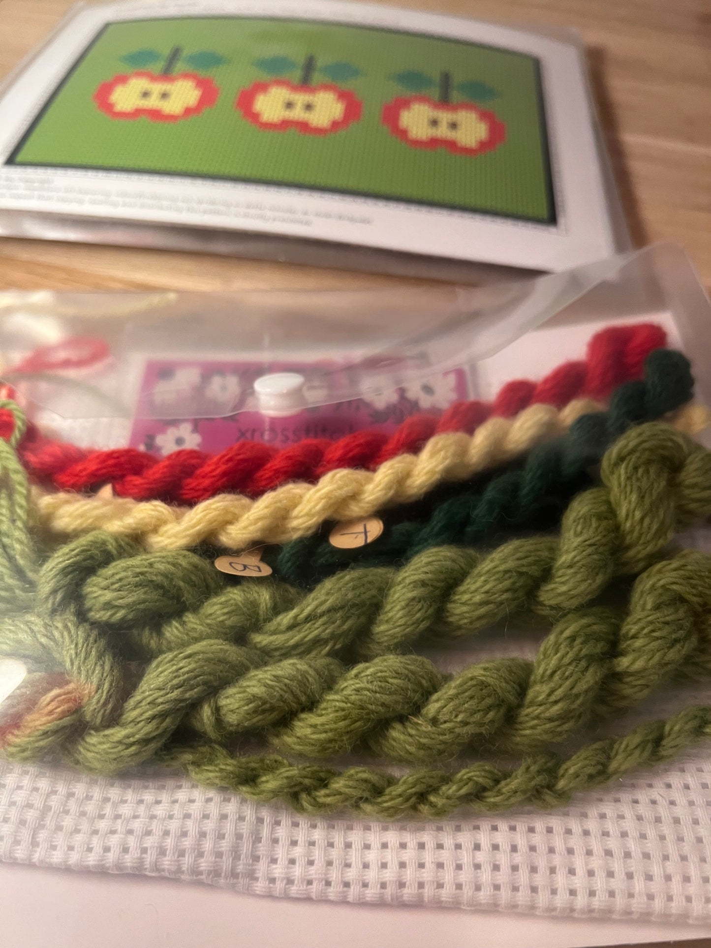 Broderikit äpplen päpplen 