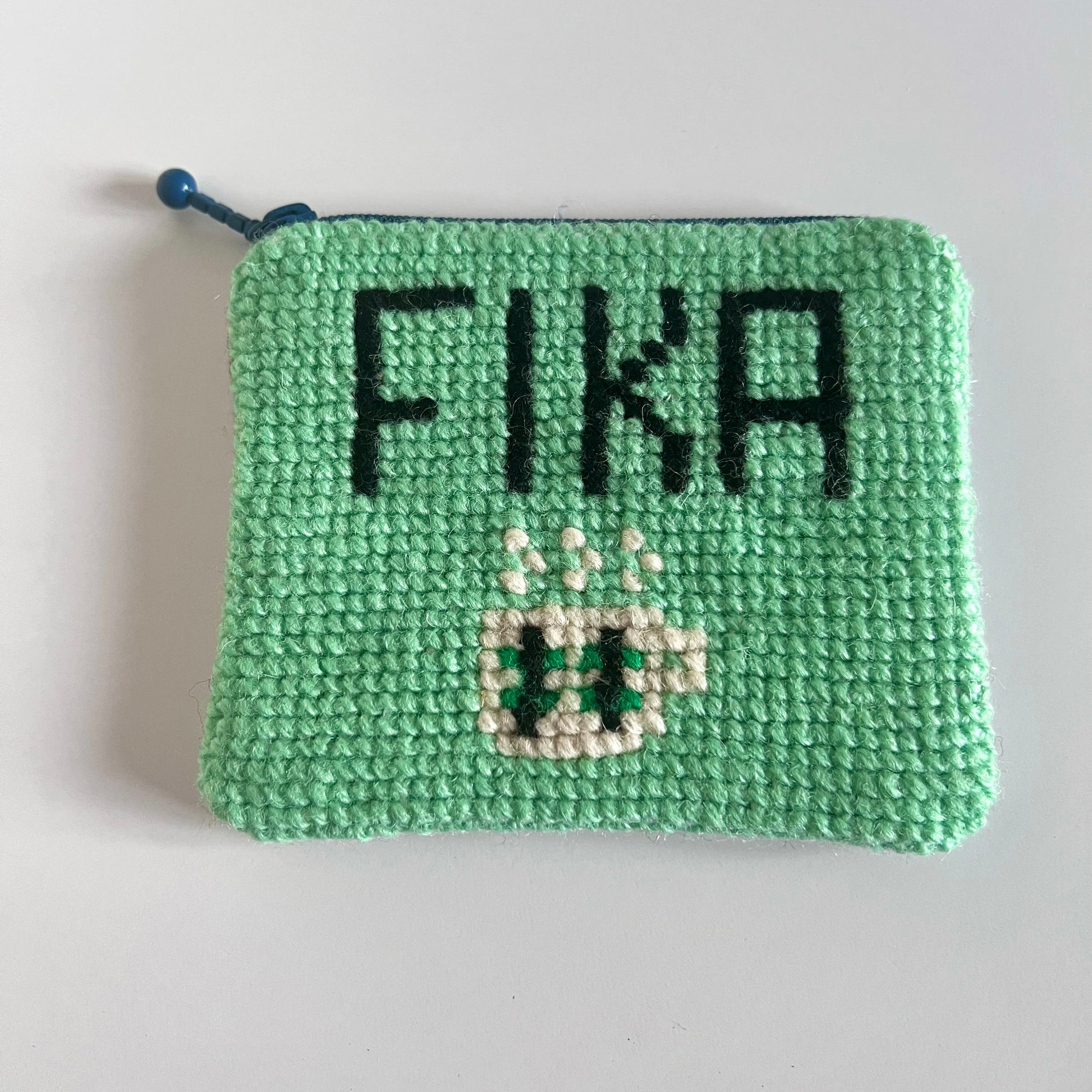 Handgjord unik börs, med texten ”fika”, mintgrön