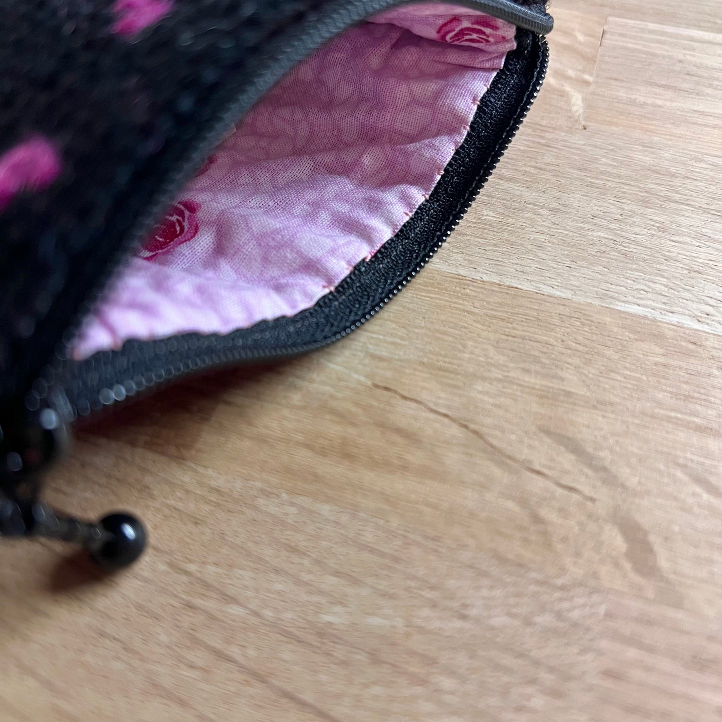 Handgjord unik börs, kaniner, svart/cerise 12,5x11cm