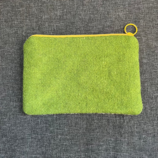 Handgjord unik börs, ”3 retroblommor” vit/grön/rosa 12x17cm