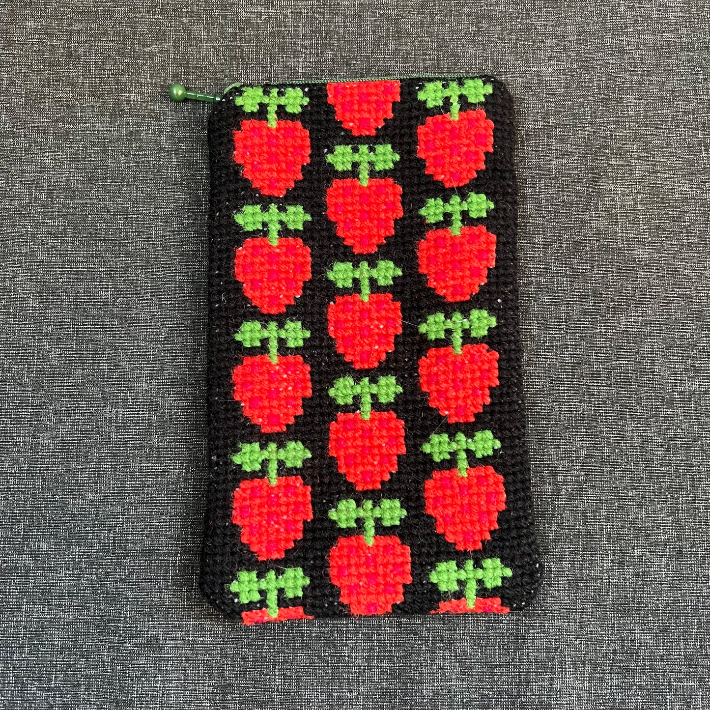 Mobil och glasögonfodral kit ”jordgubbslandet” svart 12x20cm