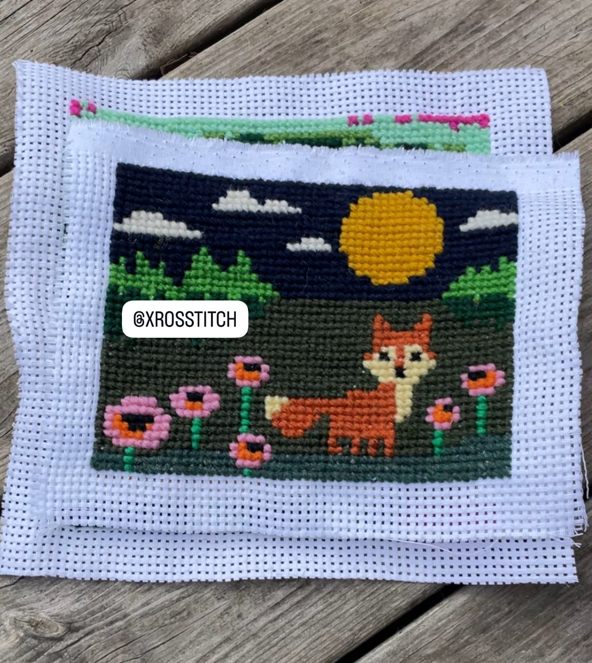 Egendesignat korsstygn mönster broderi med räv i svensk natur i solnedgång unik design 