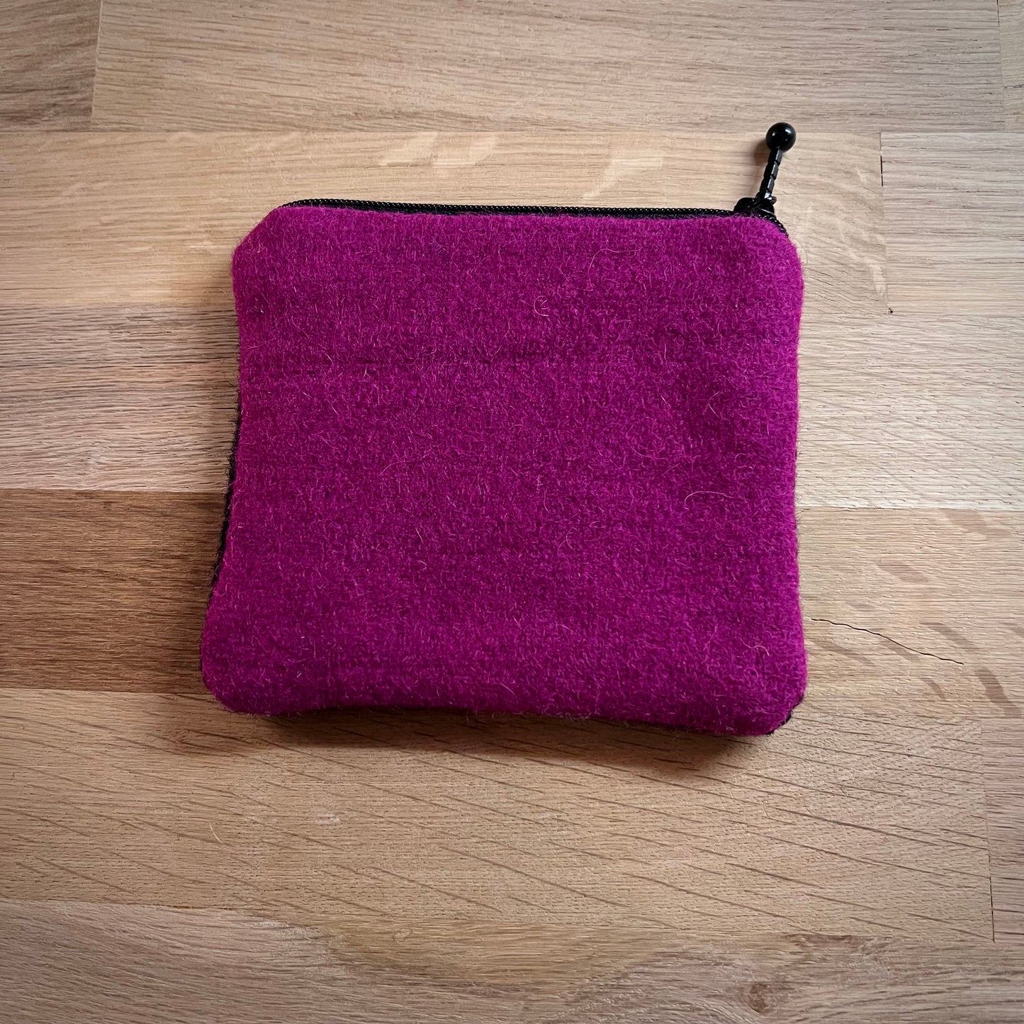 Handgjord unik börs, kaniner, svart/cerise 12,5x11cm