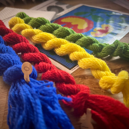 Broderikit med ullgarn ”snirkliga tulpaner, stora” 25,5x18,5cm