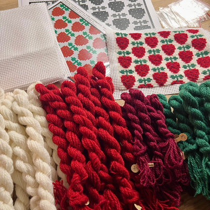 Broderikit med ullgarn ”jordgubbslandet” 13x19cm