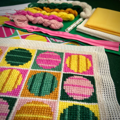 Broderi & sykit, fodral ”randiga rariteter” ca 18x25cm, färg: karamell