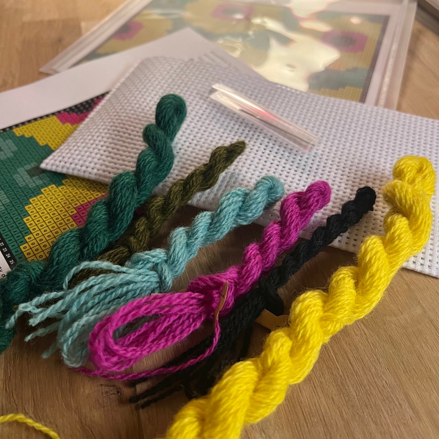 Broderikit med ullgarn ” blommor & bär ”