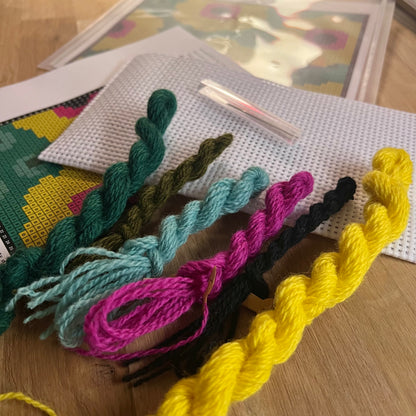 Broderikit med ullgarn ” blommor & bär ”
