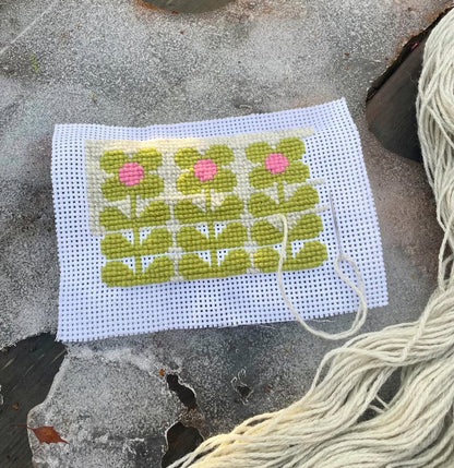 Broderikit med ullgarn ” 3 retroblommor ”