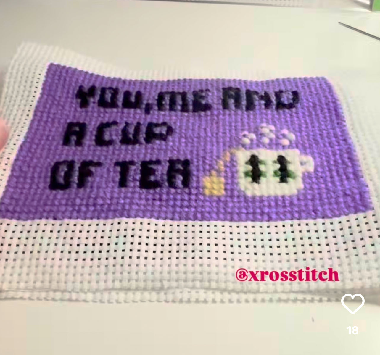 Ullbroderi kit, med texten ”you, me and a cup of tea”