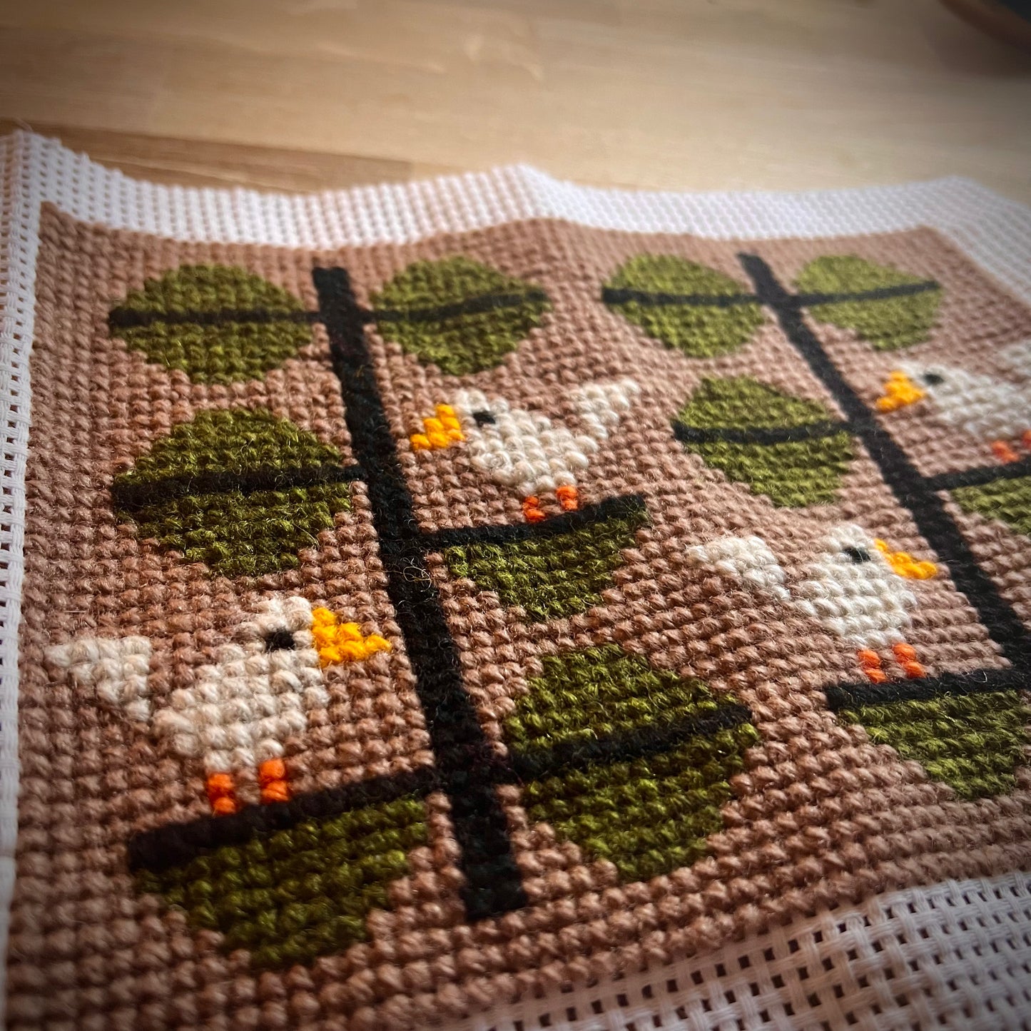 Broderikit med ullgarn ” flörtiga finkar ” 20x15cm