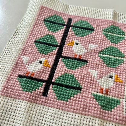 Broderi & sykit, fodral ”flörtiga finkar” ca 15x20cm