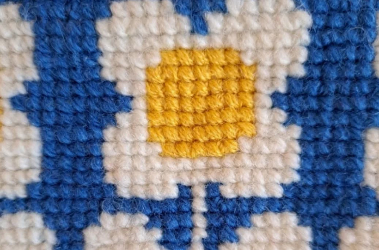 Broderikit med ullgarn ” 3 retroblommor ”