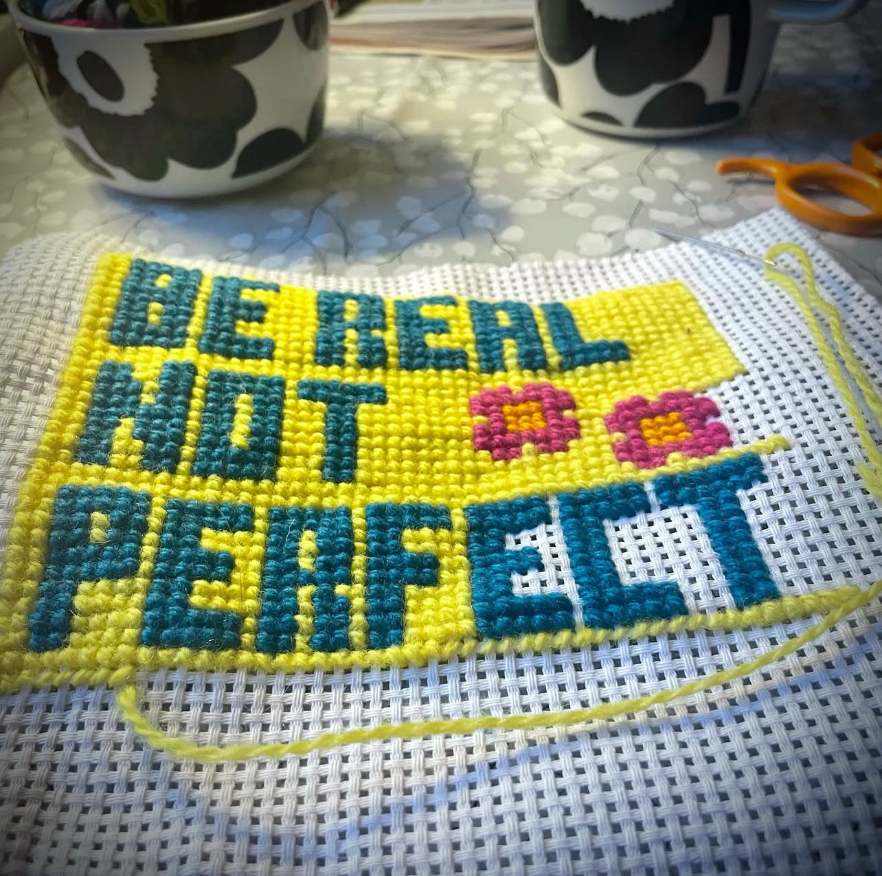 Ullbroderi kit med texten ”be real, not perfect” 14,5x12cm