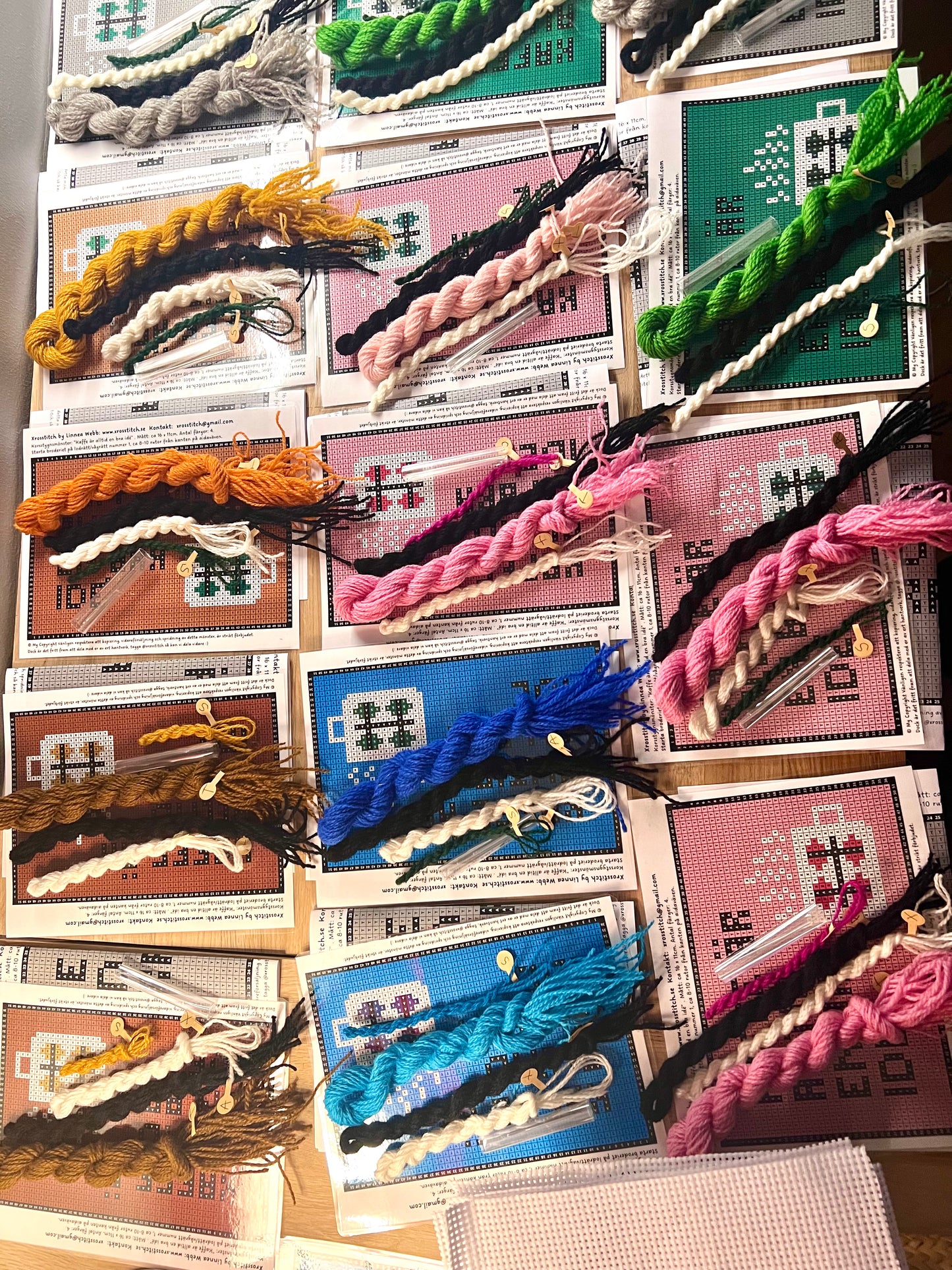 Ullbroderi kit med texten ”kaffe är alltid en bra ide”