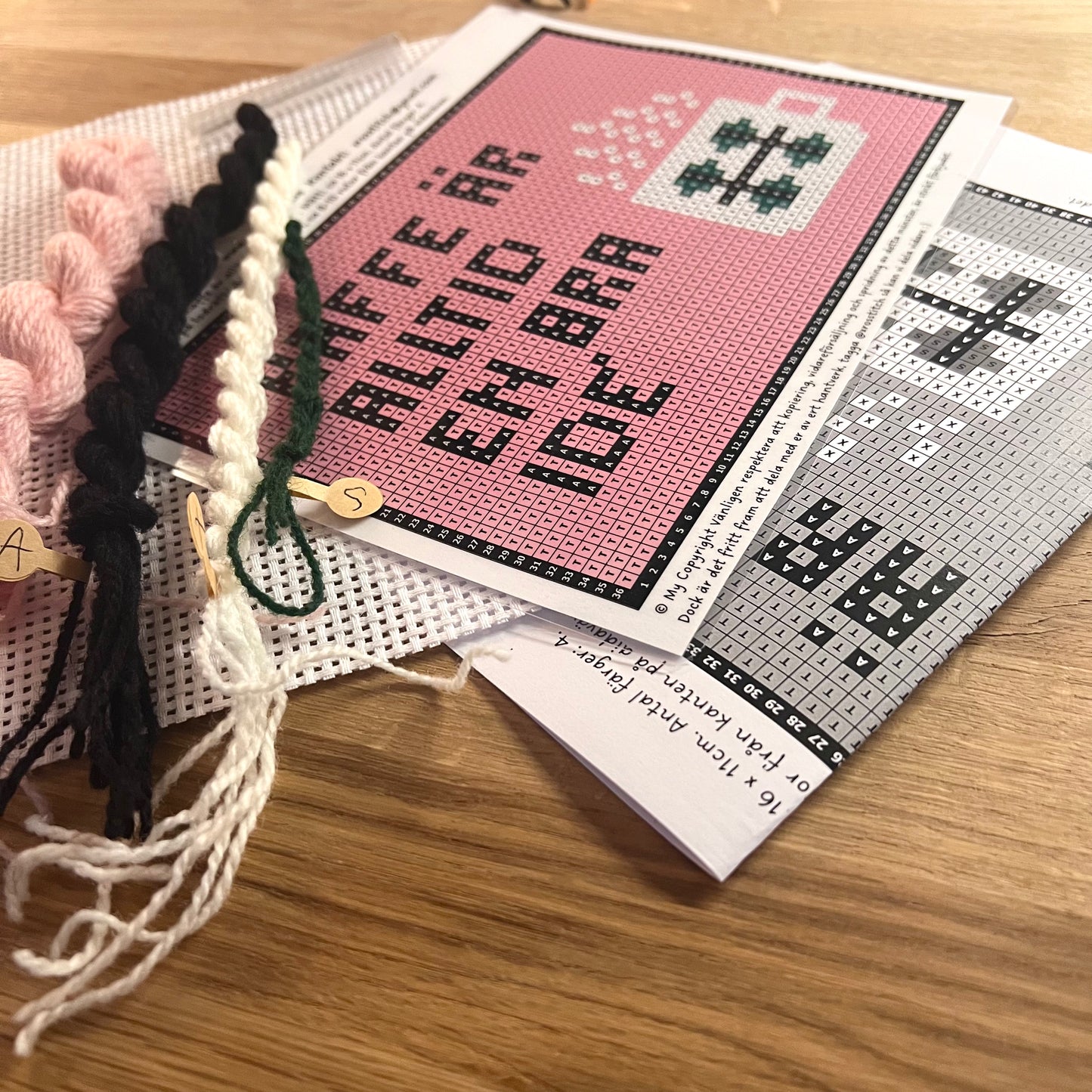 Ullbroderi kit med texten ”kaffe är alltid en bra ide”