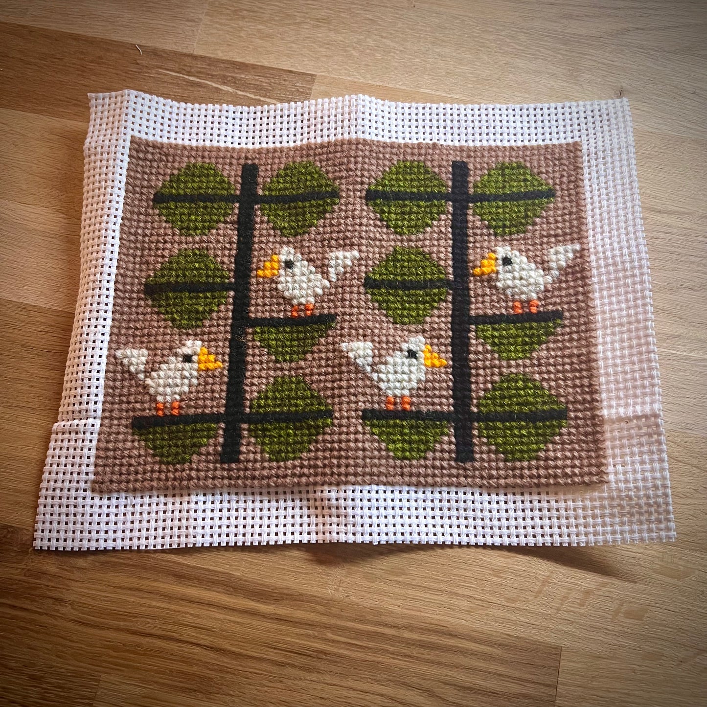 Broderikit med ullgarn ” flörtiga finkar ” 20x15cm