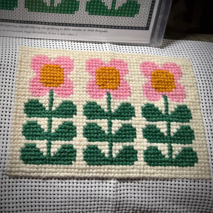 Handgjord unik börs, ”3 retroblommor” vit/grön/rosa 12x17cm