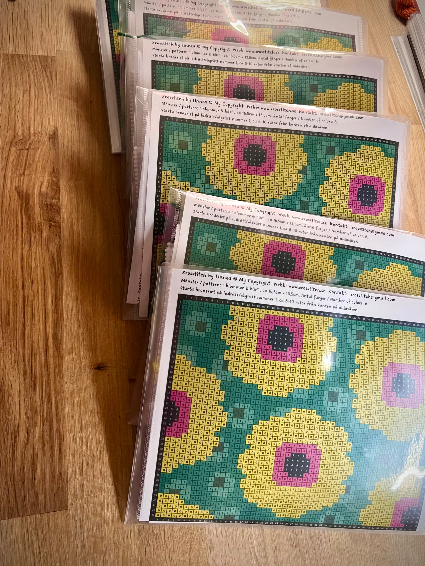 Broderikit med ullgarn ” blommor & bär ”