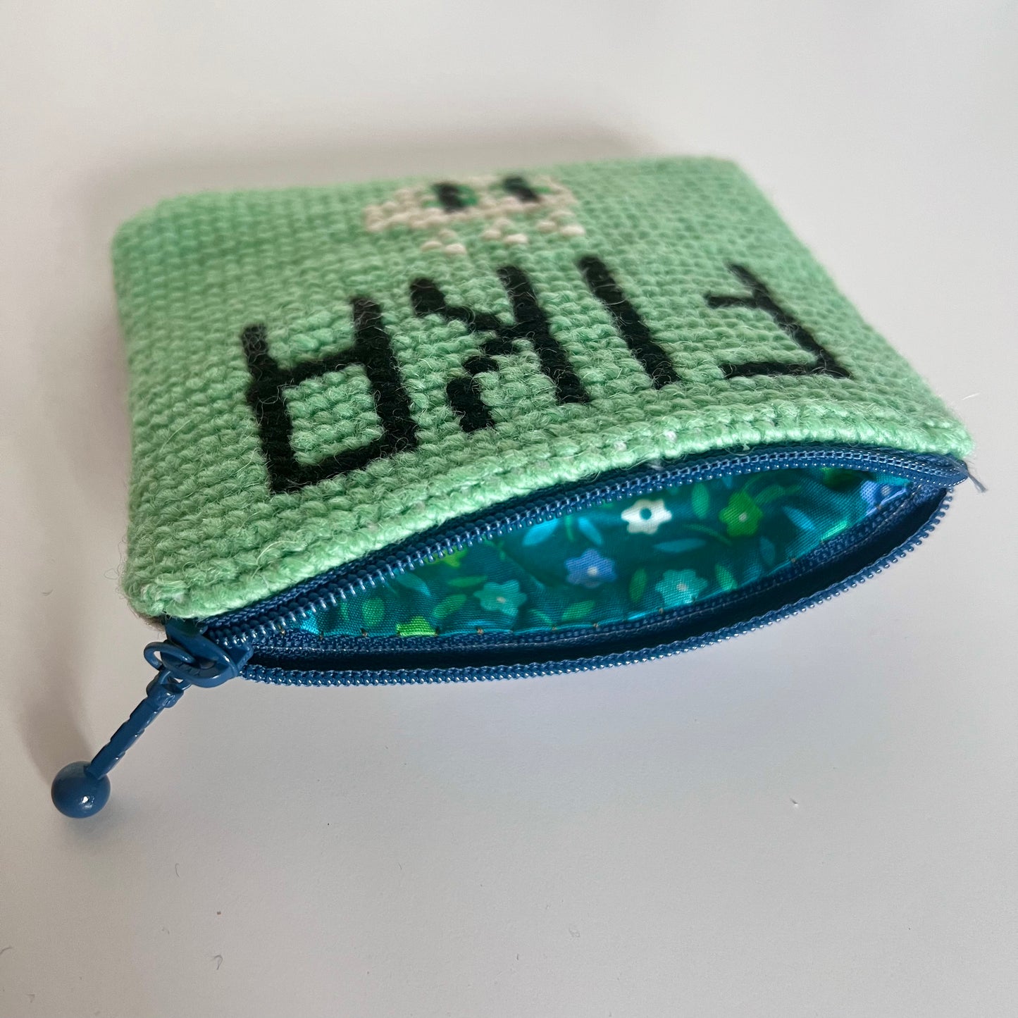 Handgjord unik börs, med texten ”fika”, mintgrön