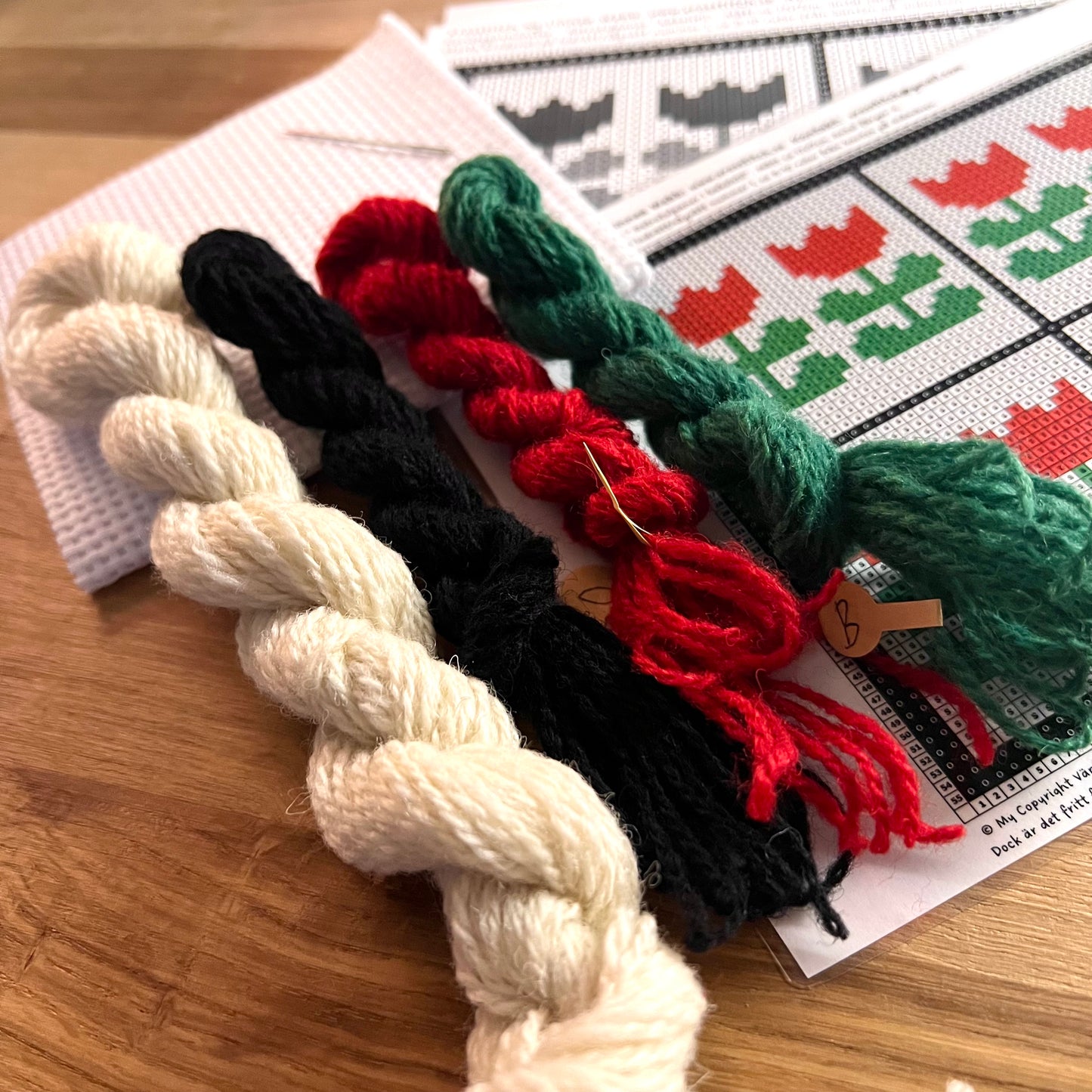 Broderikit med ullgarn ” retrokakel tulpaner ”