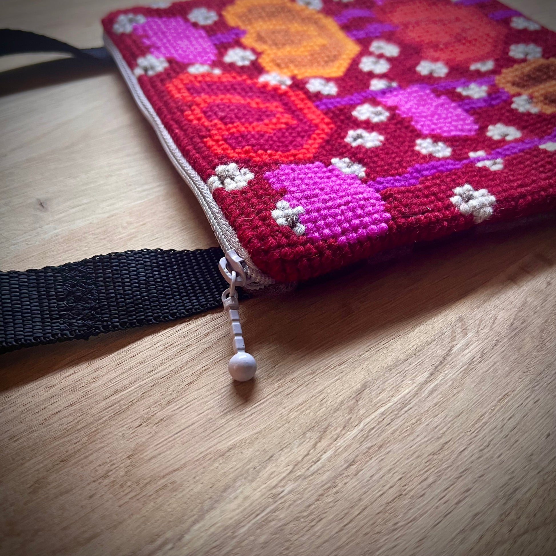 Handgjord unik axelremsväska, blommor & bär röd/rosa