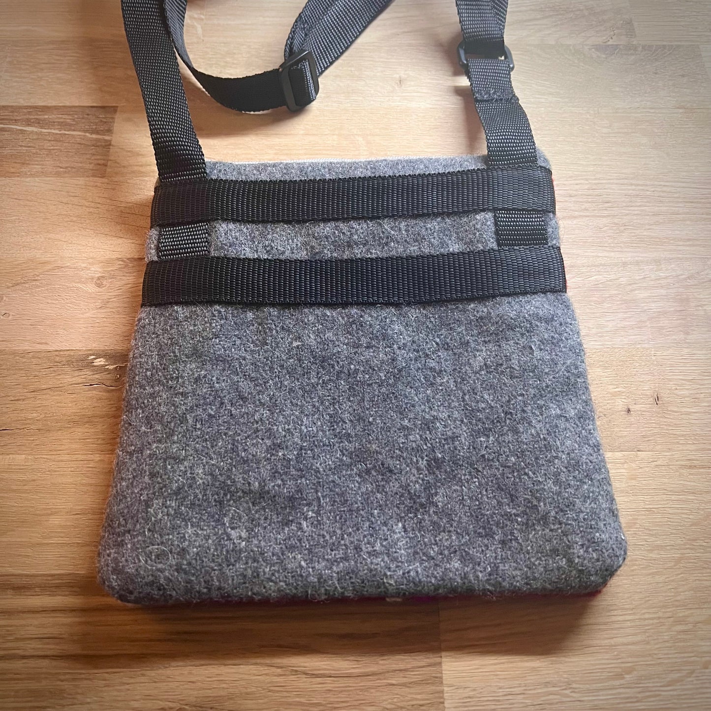 Handgjord unik axelremsväska, blommor & bär röd/rosa