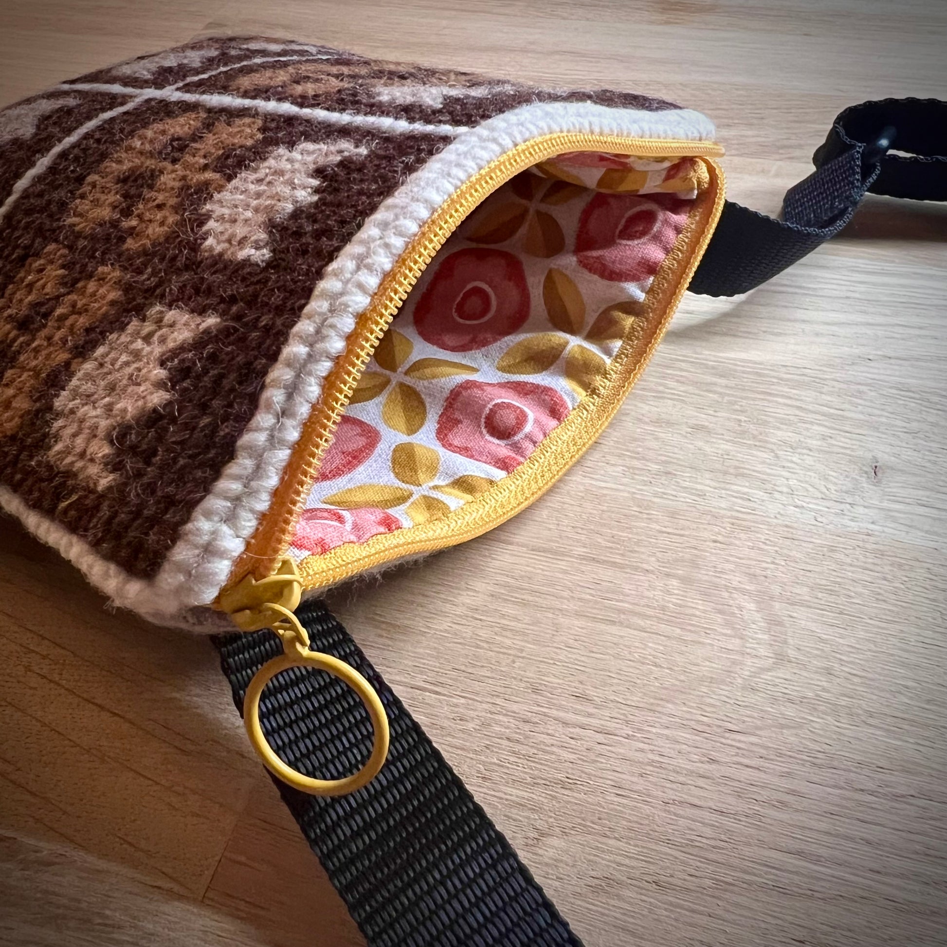 Handgjord unik axelremsväska, brun retrotulpan