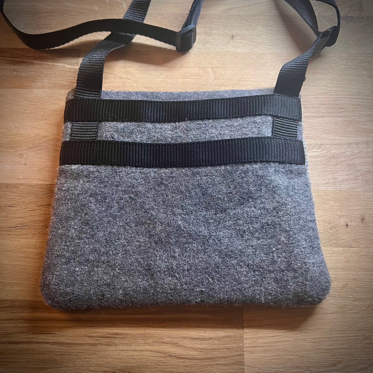 Handgjord unik axelremsväska, flörtiga finkar, grå retro