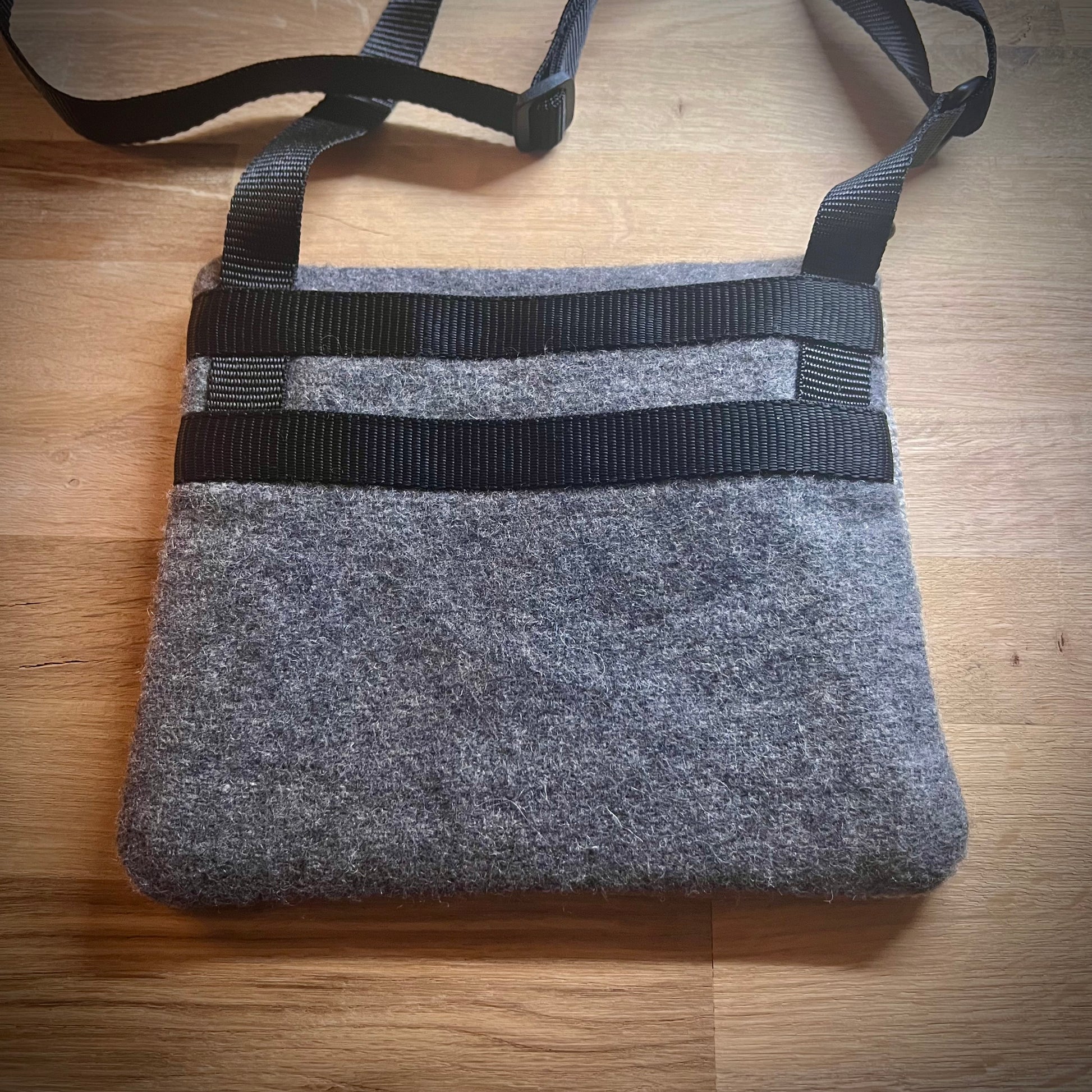 Handgjord unik axelremsväska, flörtiga finkar, grå retro