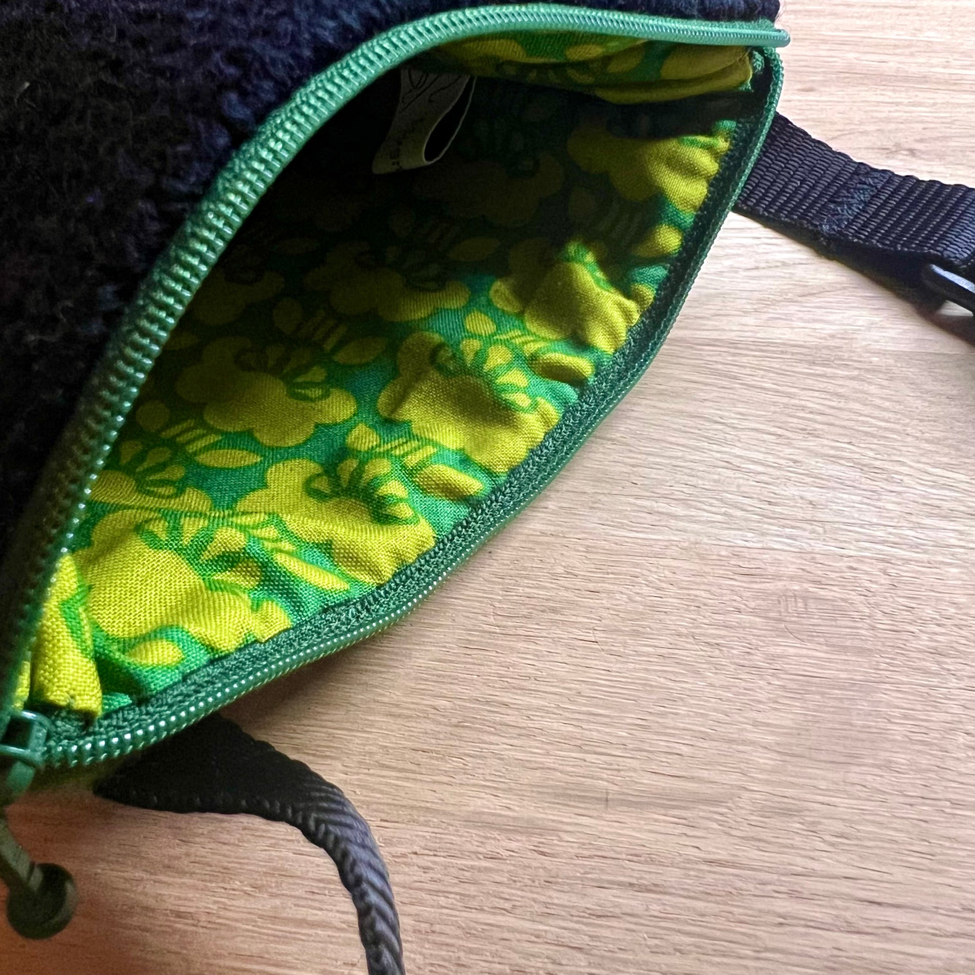 Handgjord unik axelremsväska, päron svart