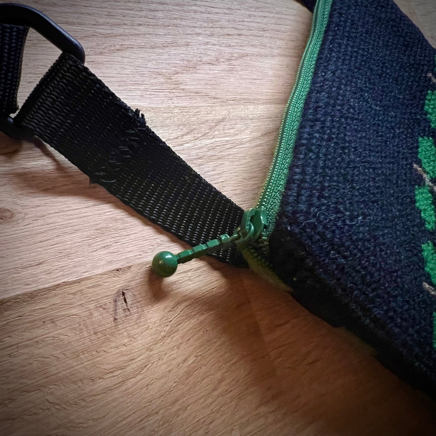 Handgjord unik axelremsväska, päron svart