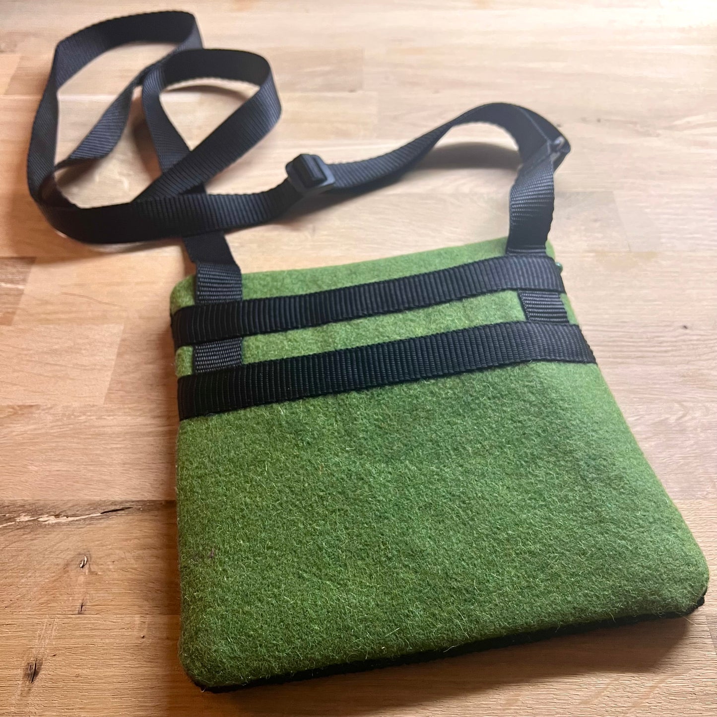 Handgjord unik axelremsväska, piron päron svart