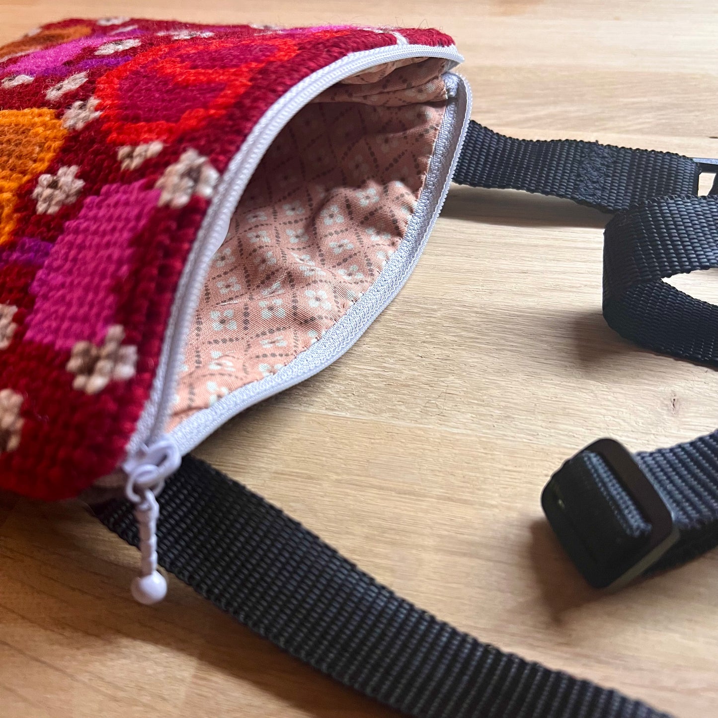 Handgjord unik axelremsväska, blommor & bär röd/rosa