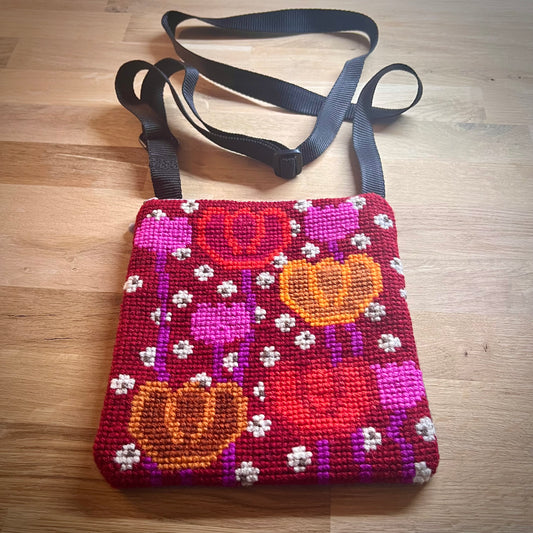 Handgjord unik axelremsväska, blommor & bär röd/rosa