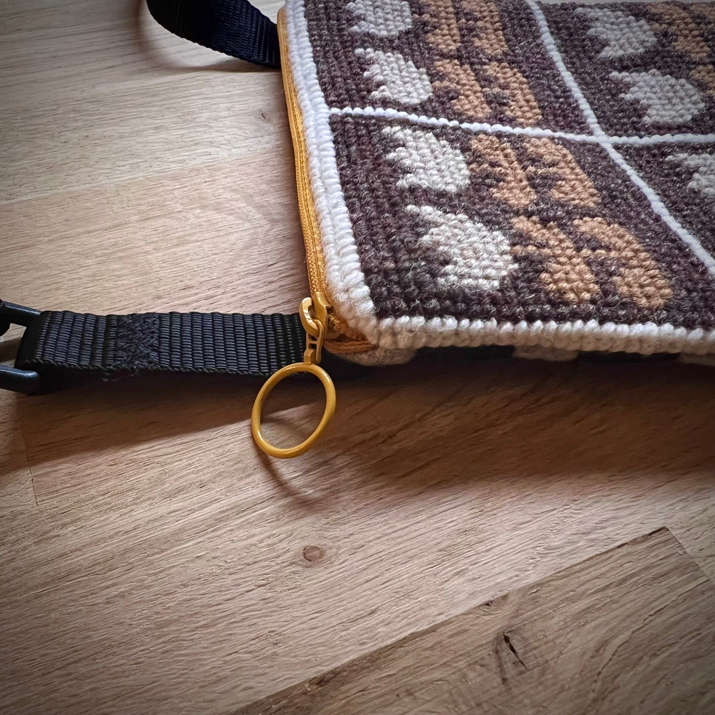 Handgjord unik axelremsväska, brun retrotulpan