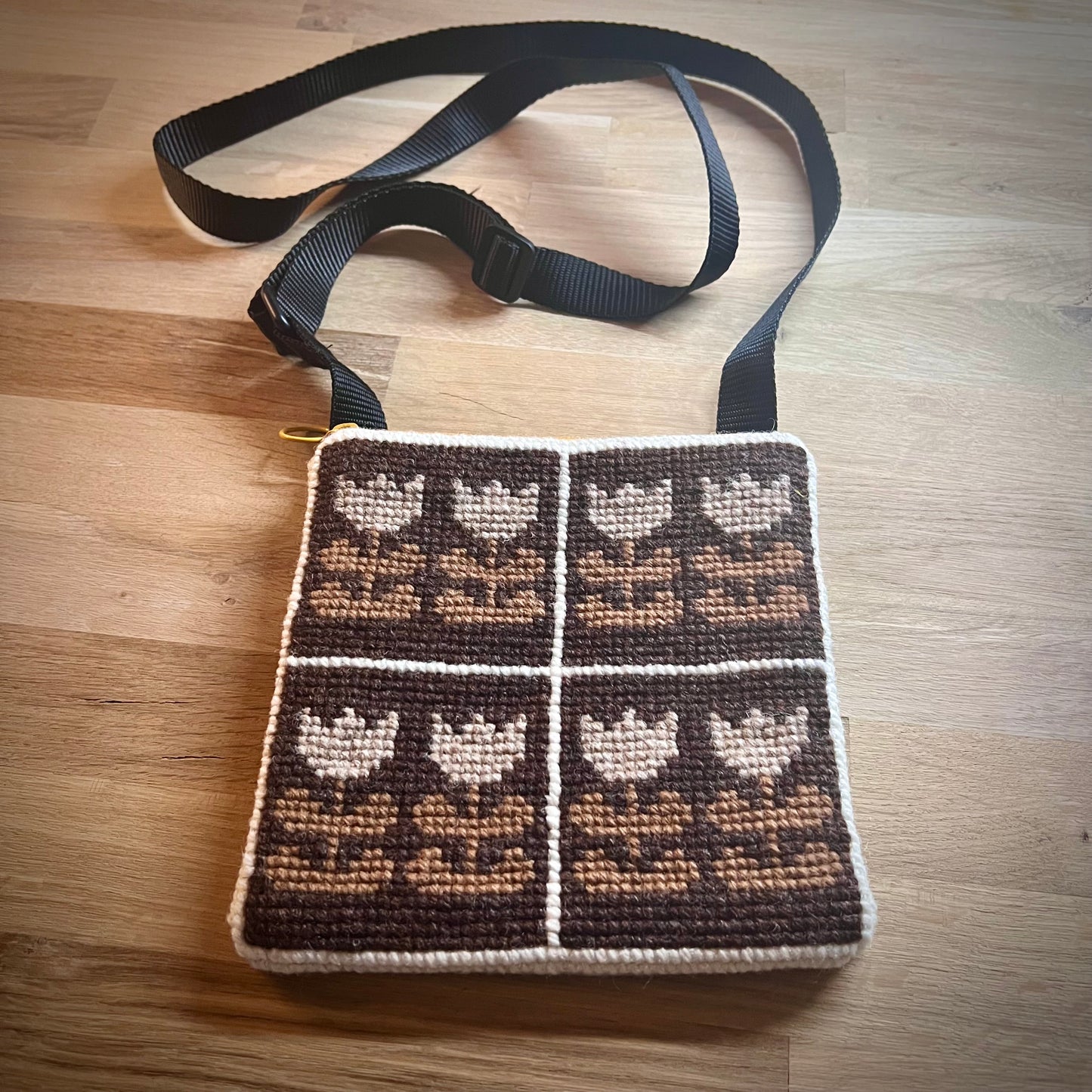 Handgjord unik axelremsväska, brun retrotulpan