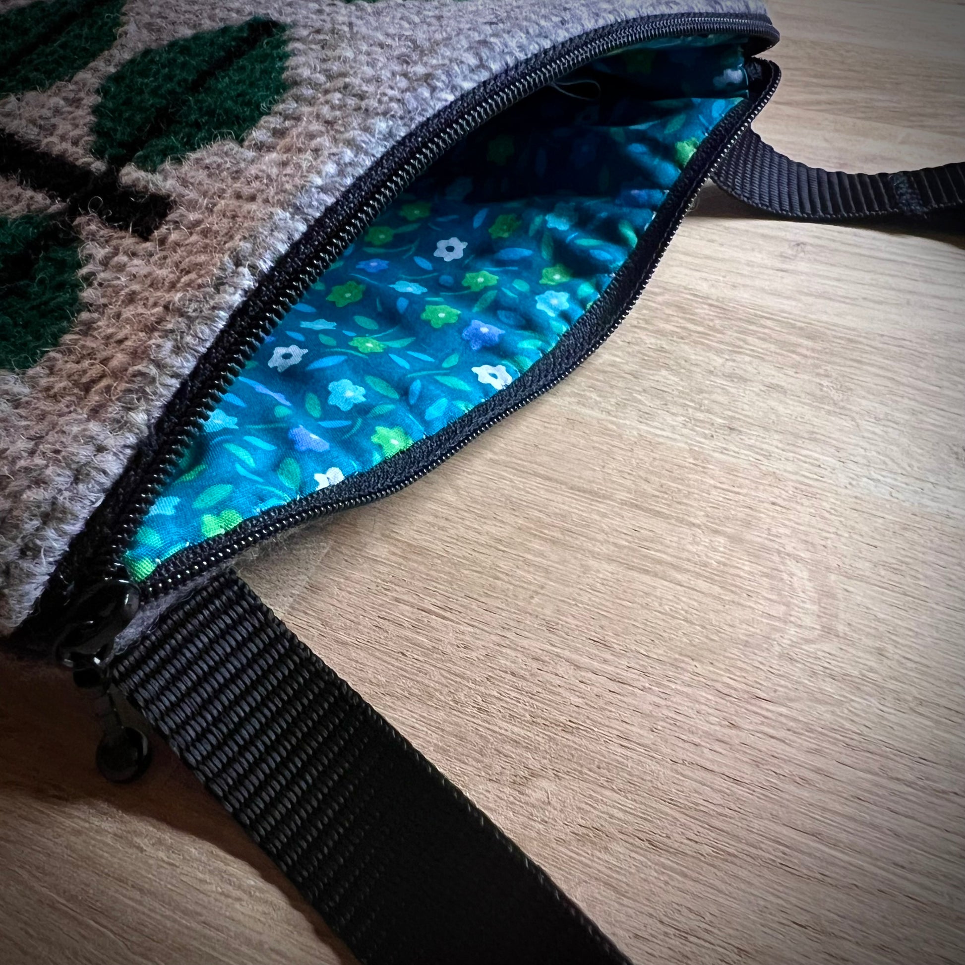 Handgjord unik axelremsväska, flörtiga finkar, grå retro