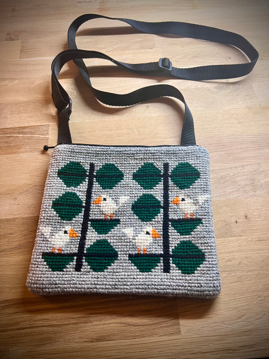 Handgjord unik axelremsväska, flörtiga finkar, grå retro