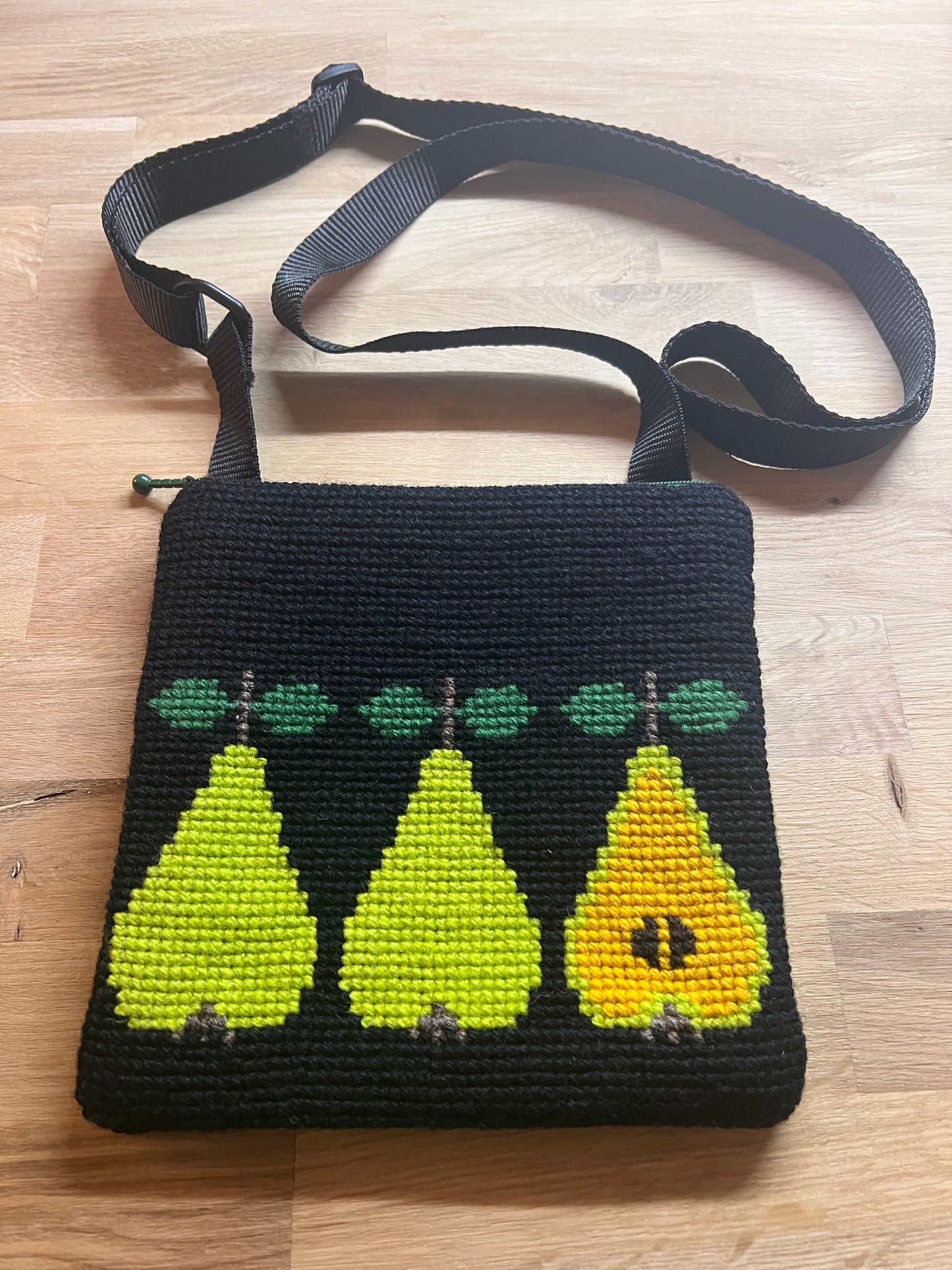 Handgjord unik axelremsväska, päron svart